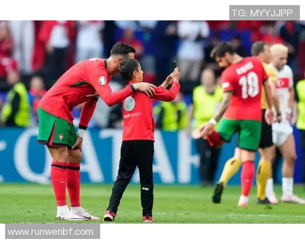绿茵场上的眼神交流:芒特破门瞬间,与B费的默契瞬间点燃全场